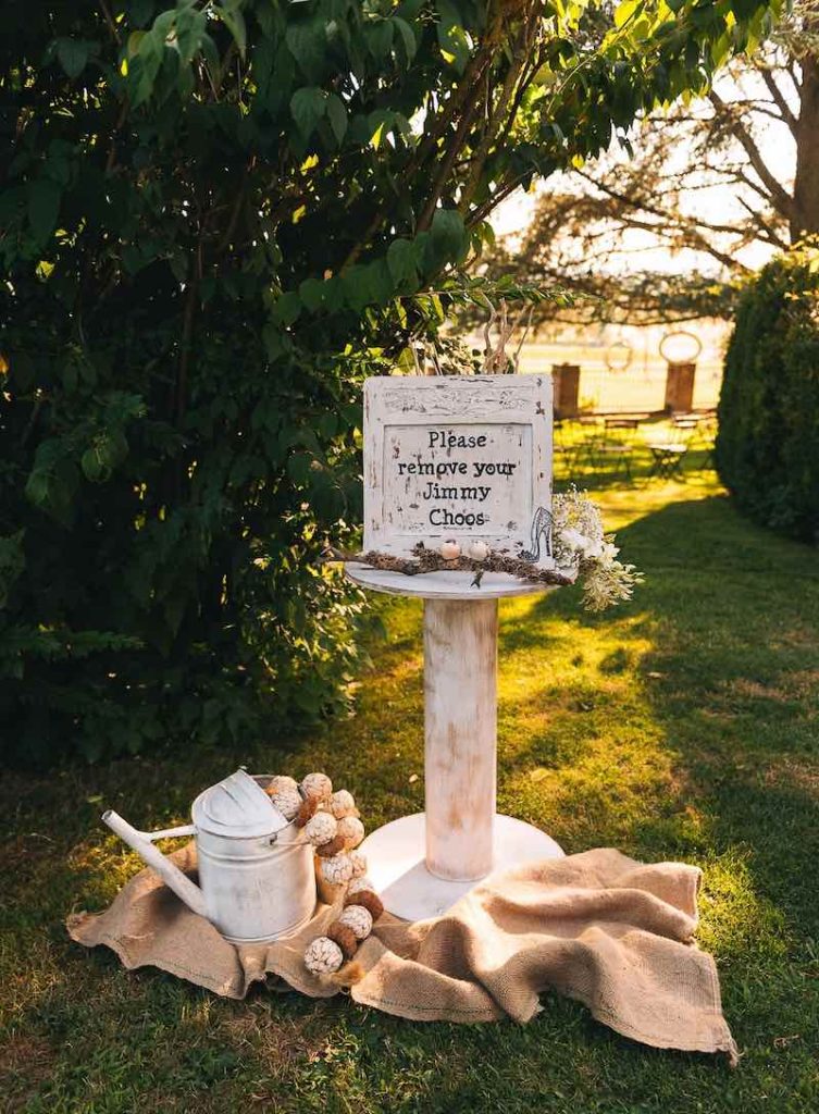 In questa foto, un Welcome Sign in legno per un matrimonio