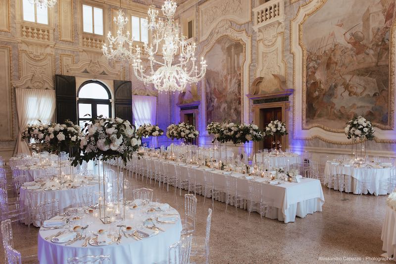 In questa foto l'allestimento di un matrimonio Total White realizzato dalla Wedding Planner Silvia Baldan di Maison Mariage