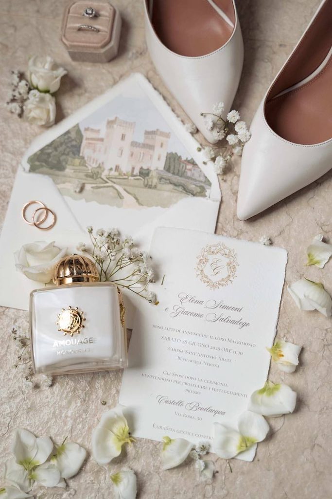 In questa foto una partecipazione di matrimonio di colore bianco con dettagli oro