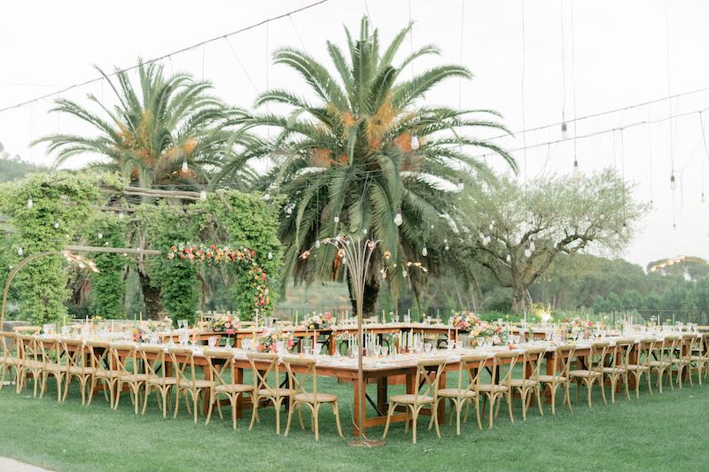 In questa foto un table setting quadrato realizzato su un prato da Simona Filastò