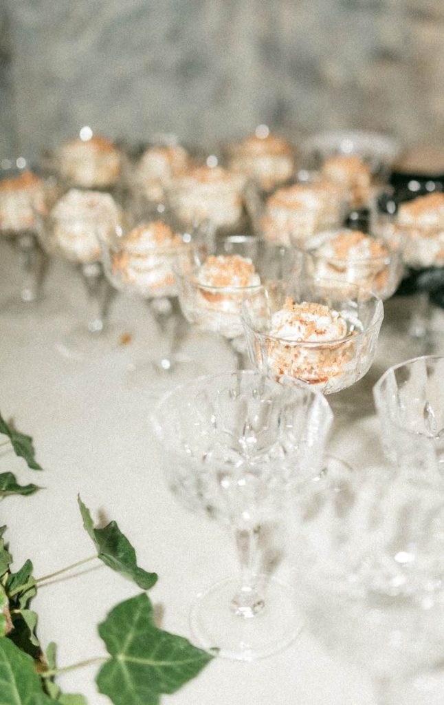 In questa foto coppe di gelato per un matrimonio
