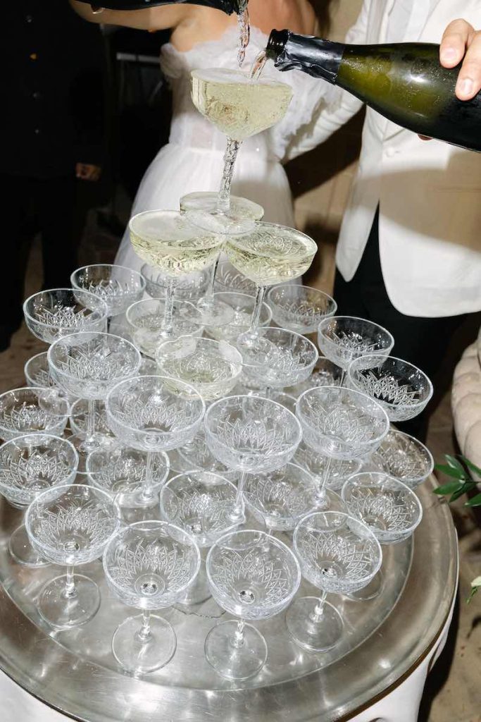 In questa foto una Champagna Tower realizzata per un matrimonio