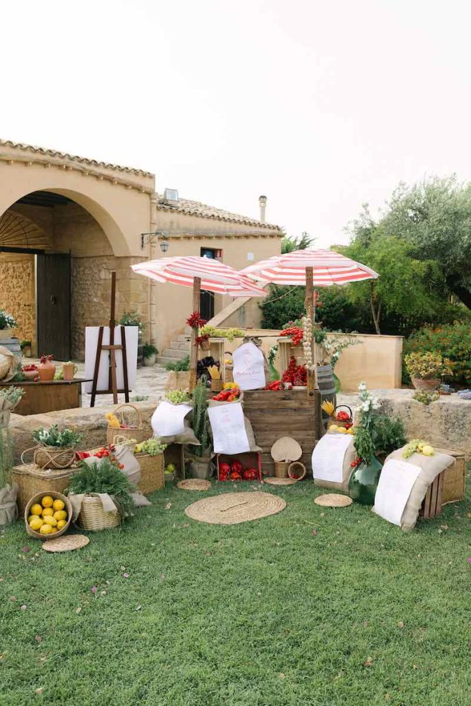 In questa foto un tableau de mariage realizzato da Simona Filasto a tema italiano nei toni del verde, del bianco e del rosso