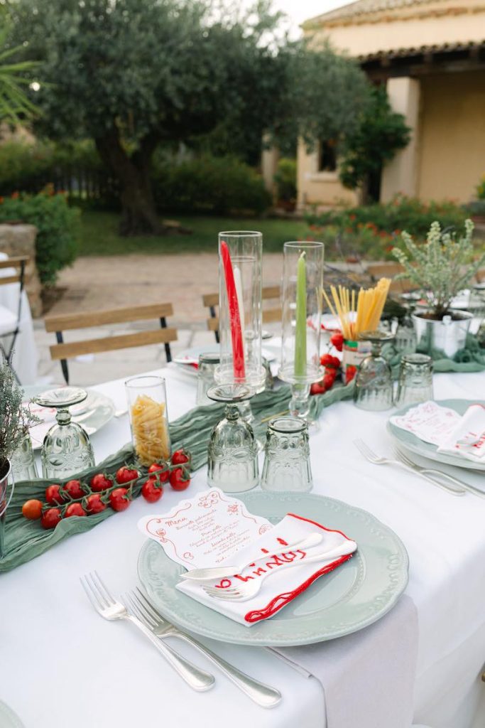 In questa foto una mise en place di Simona Filasto a tema italiano nei toni del verde, del bianco e del rosso
