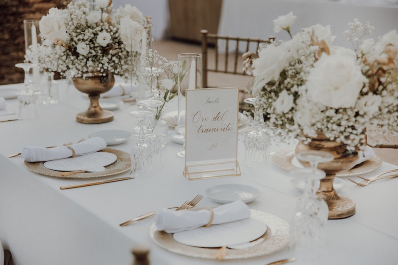 In questa foto una mise en place di Simona Filasto nei toni del bianco e dell'oro