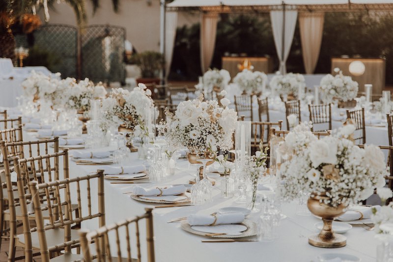 In questa foto un tavolo imperiale per matrimonio allestito da Simona Filasto nei toni del bianco e dell'oro