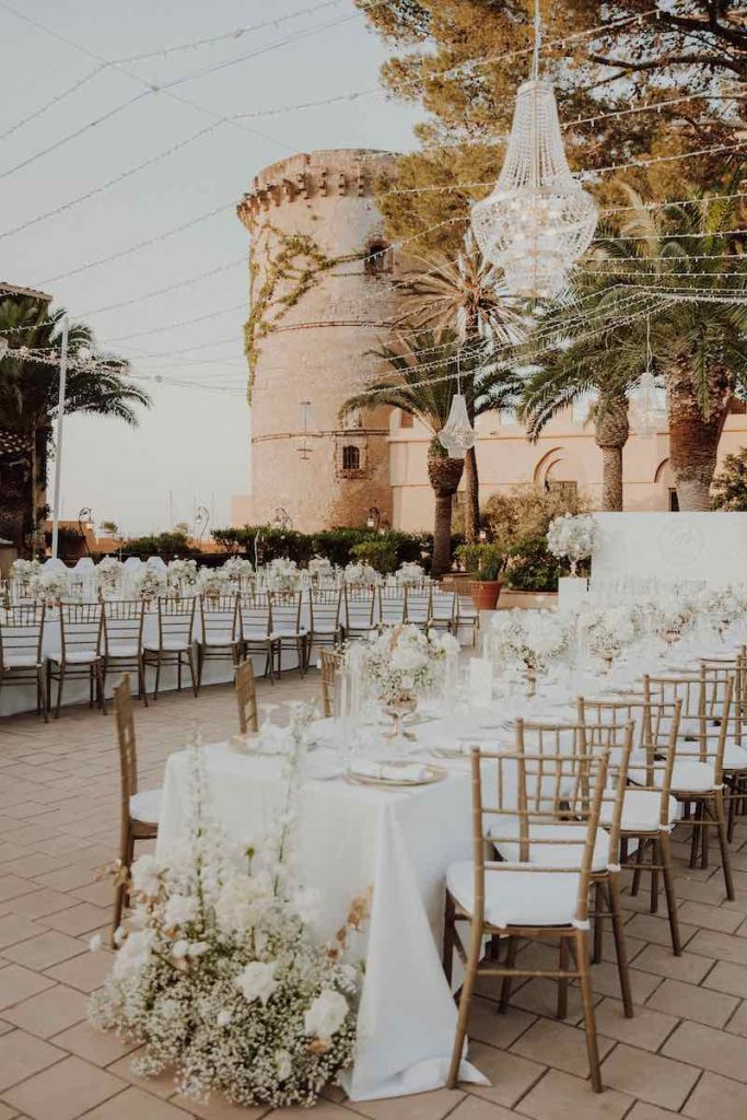 In questa foto tavoli imperiali per matrimonio allestito da Simona Filasto nei toni del bianco e dell'oro