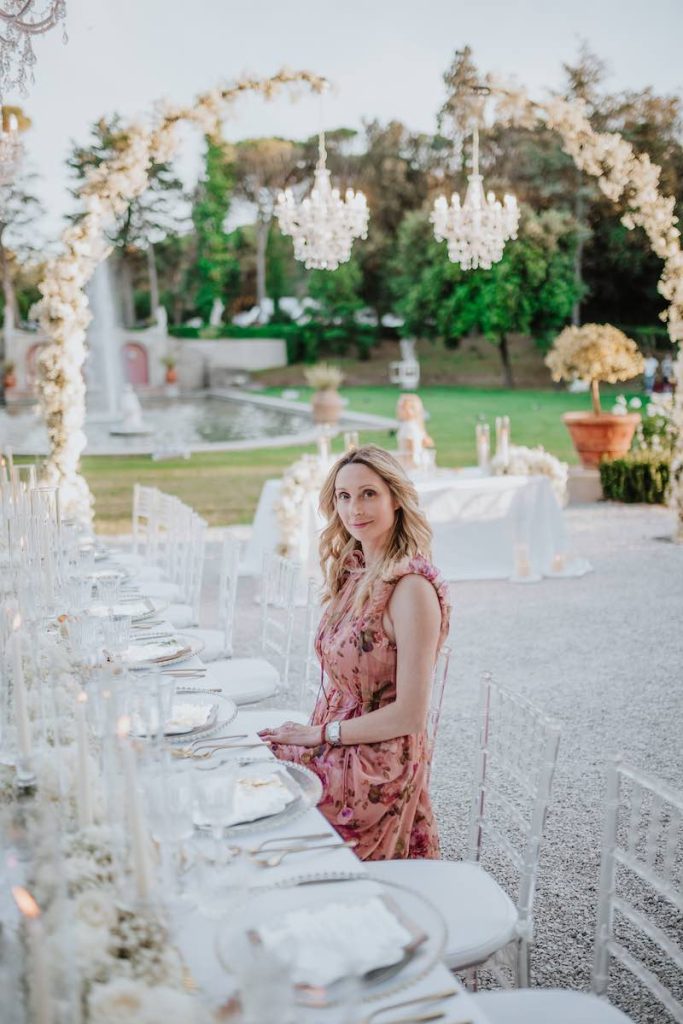 In questa foto, la Wedding Planner Tatiana Tabanelli seduta al tavolo di un matrimonio organizzato e  allestito da lei in toni pastello
