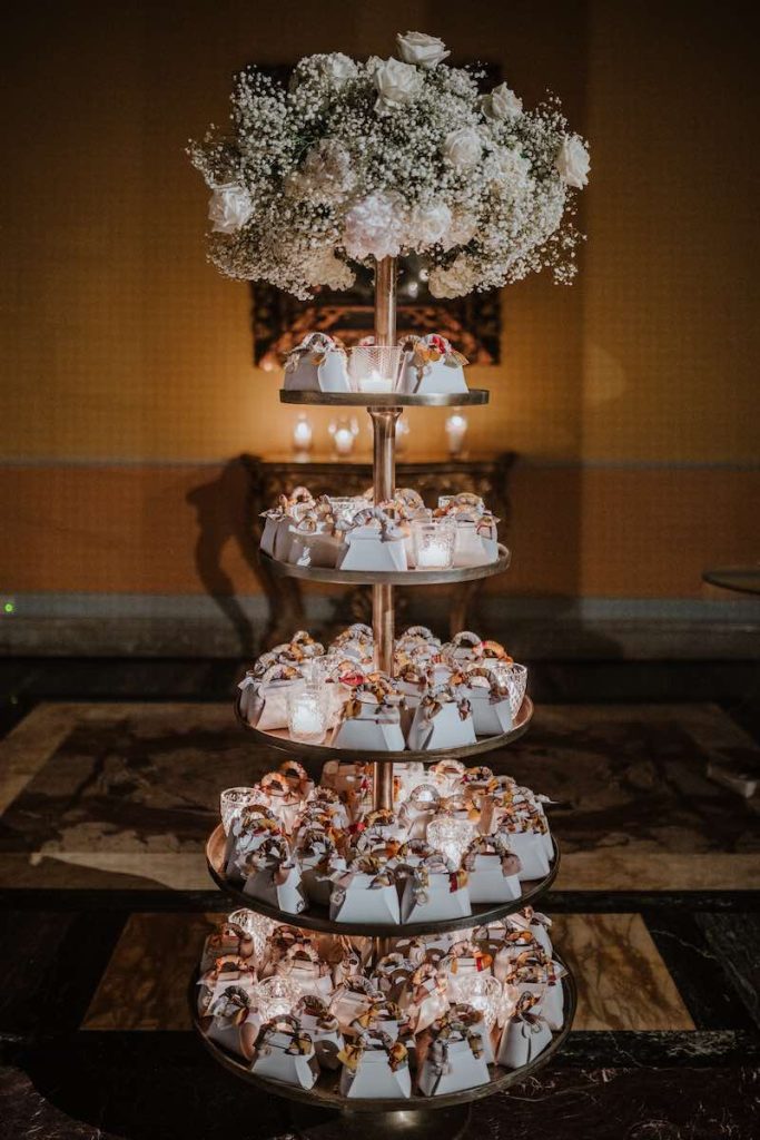 In questa foto un corner a cono e a piani con bomboniere di un matrimonio realizzata dalla Wedding Planner Tatiana Tabanelli