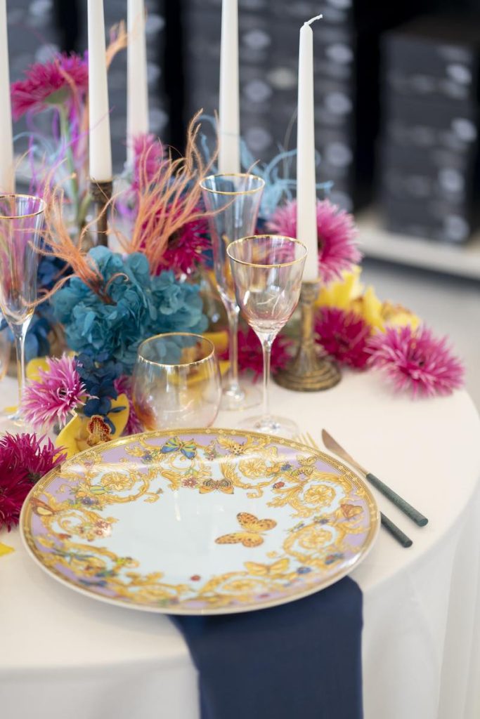 In questa foto una mise en place nello stile di Tatiana Tabanelli nei toni del fucsia, dell'arancio e del verde ottanio realizzata per un matrimonio