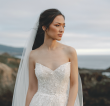 Tra tessuti in purezza e silhouette eleganti, gli abiti da sposa semplici 2026 puntano sulle scollature
