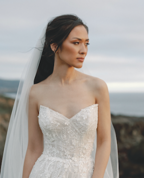 Tra tessuti in purezza e silhouette eleganti, gli abiti da sposa semplici 2026 puntano sulle scollature