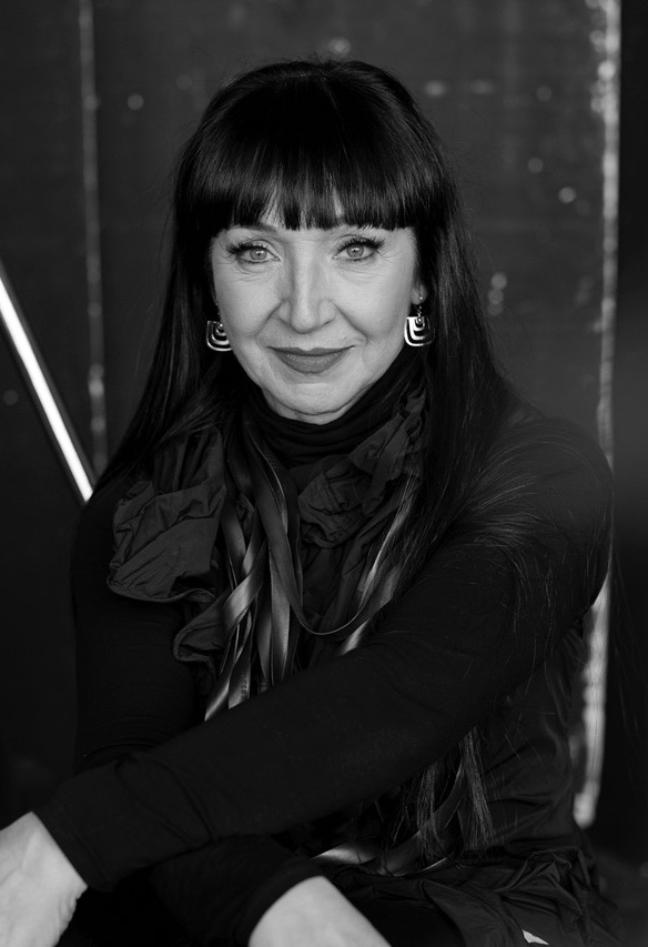 In questa foto in bianco, la stilista Elisabetta Polignano per presentare EP Privé