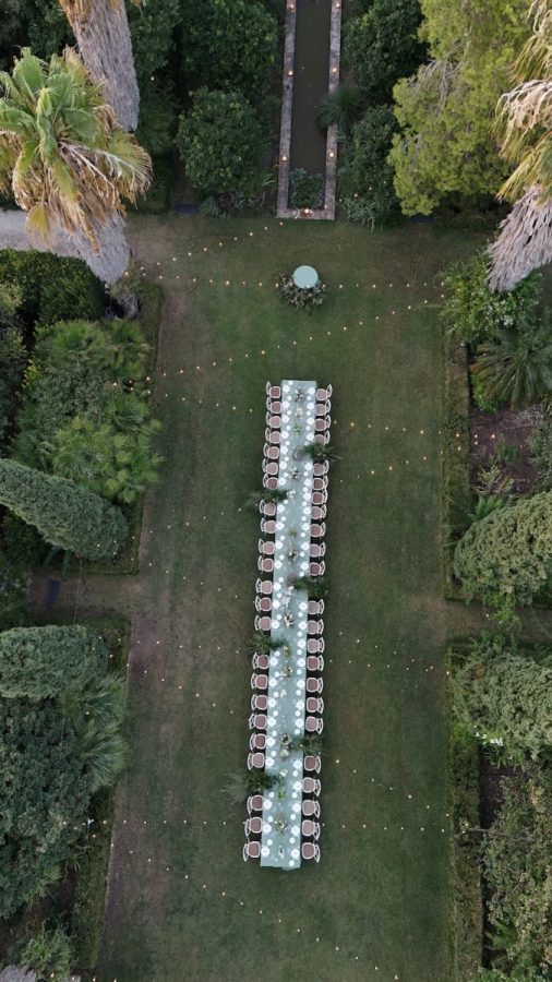 In questa foto una vista dall'alto di un tavolo matrimonio imperiale allestito nei toni del verde per un matrimonio in giardino