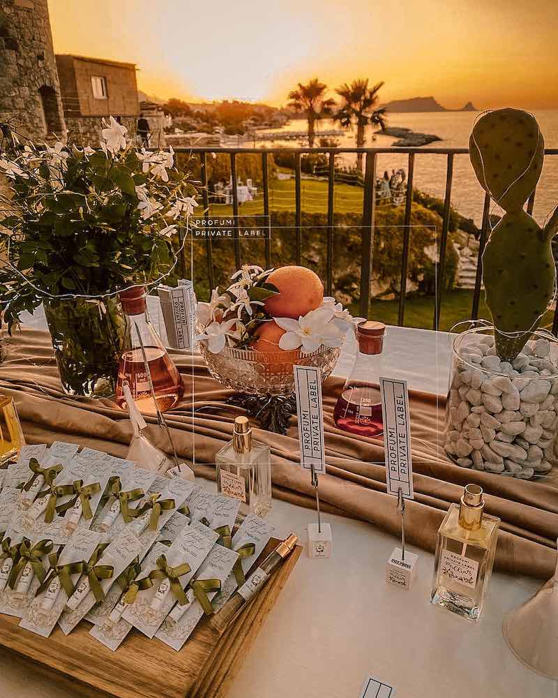 In questa foto, l'allestimento di un percorso olfattivo per matrimoni di Profumi Private Label vista mare