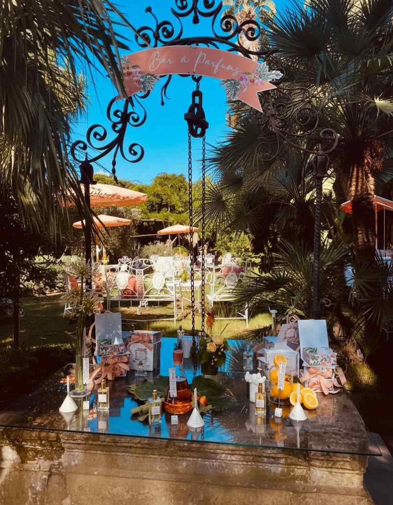 In questa foto, l'allestimento in un giardino di un percorso olfattivo per matrimonio