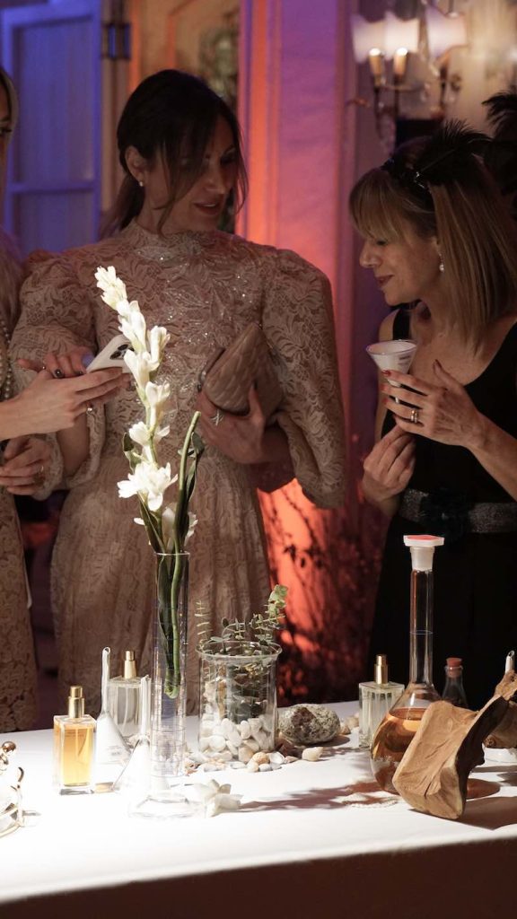 In questa foto, l'allestimento a Villa Igiea a Palermo di un percorso olfattivo per matrimonio