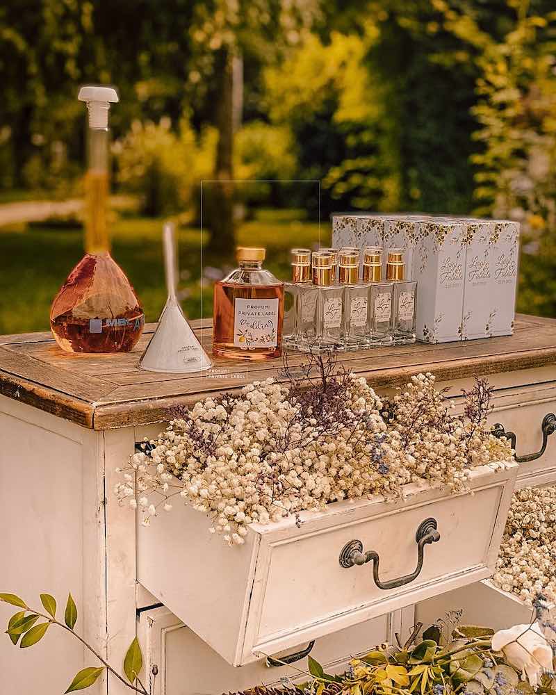 In questa foto, l'allestimento di un percorso olfattivo per matrimonio di Profumi Private Label abbinato ad un Flower Bar