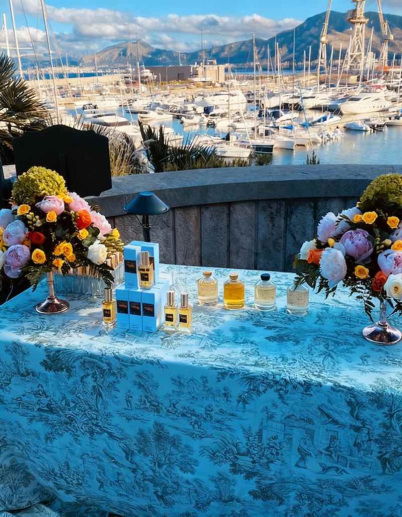 In questa foto, l'allestimento di un percorso olfattivo per matrimonio di Profumi Private Label posto davanti al porto di Palermo e composto da varie boccette di profumi