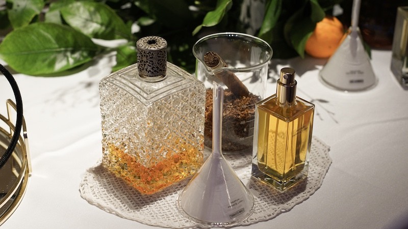 In questa foto, l'allestimento di un percorso olfattivo per matrimonio di Profumi Private Label abbinato ad un Cigar Corner