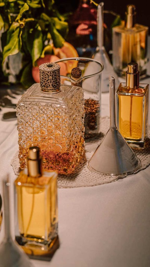 In questa foto, l'allestimento di un percorso olfattivo per matrimonio di Profumi Private Label abbinato ad un Cigar Corner