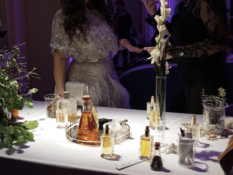 In questa foto, l'allestimento di un percorso olfattivo per matrimonio di Profumi Private Label