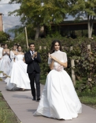 Tra tessuti in purezza e silhouette eleganti, gli abiti da sposa semplici 2026 puntano sulle scollature