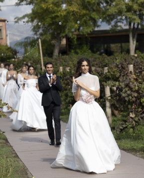 Le collezioni sposa 2026 tra i vigneti dell’Etna, è un incanto la sfilata dell’Atelier Bonini