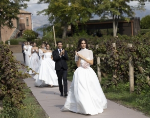 Le collezioni sposa 2026 tra i vigneti dell’Etna, è un incanto la sfilata dell’Atelier Bonini