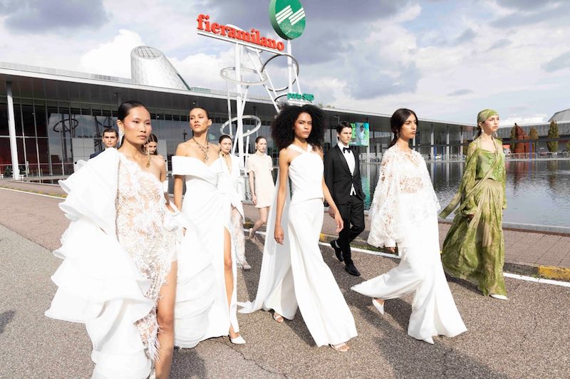 In questa foto modelle in abiti da sposa e da cerimonia sfilano alla Fiera Milano