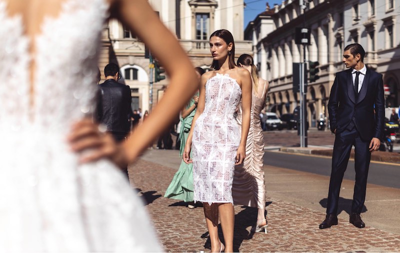 In questa foto modelle in abiti da sposa e modelli in abiti da sposo posano per il Sì Sposaitalia 2026 a Milano