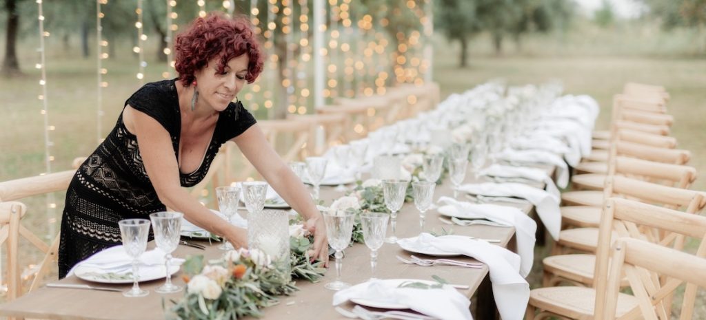 In questa foto, la Wedding Planner Simona Filasto mentre allestisce un tavolo imperiale per un matrimonio