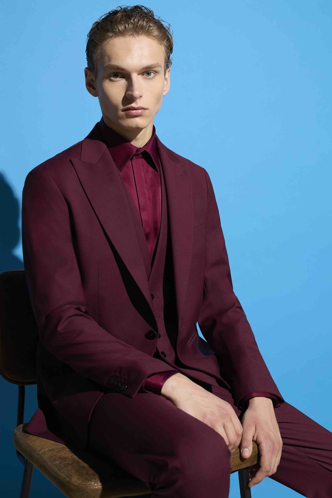 In questa foto un abito borgogna che fa parte della collezione 2026 di Carlo Pignatelli.