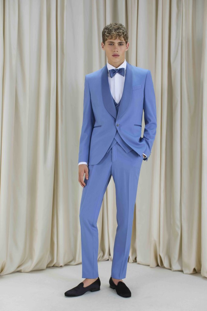 In questa foto un abito blu, nuance pop tendenza sposo 2026, che fa parte della collezione 2026 di Carlo Pignatelli.