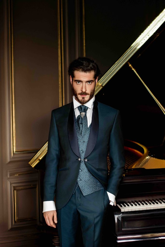 In questa foto un abito con gilet a contrasto della collezione 2026 di Lebole.