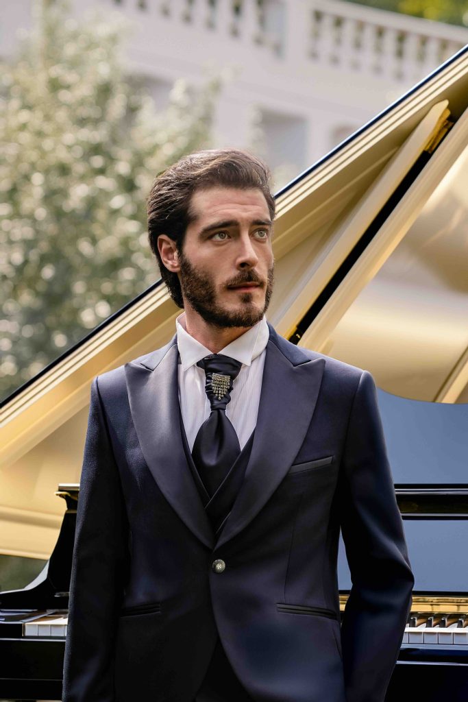 In questa foto un abito versione dandy della collezione 2026 di Lebole.