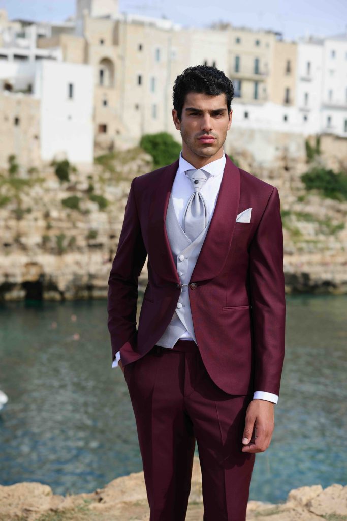 In questa foto un abito borgogna che fa parte della collezione 2026 di Lorenz.