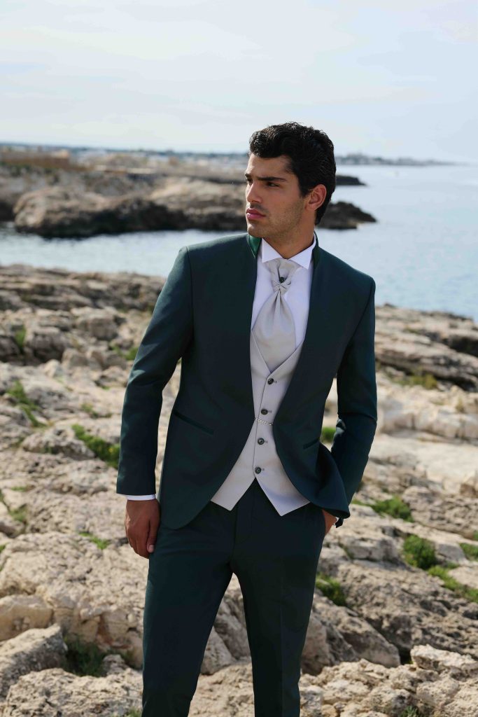 In questa foto un abito con gilet a contrasto della collezione 2026 di Lorenz.