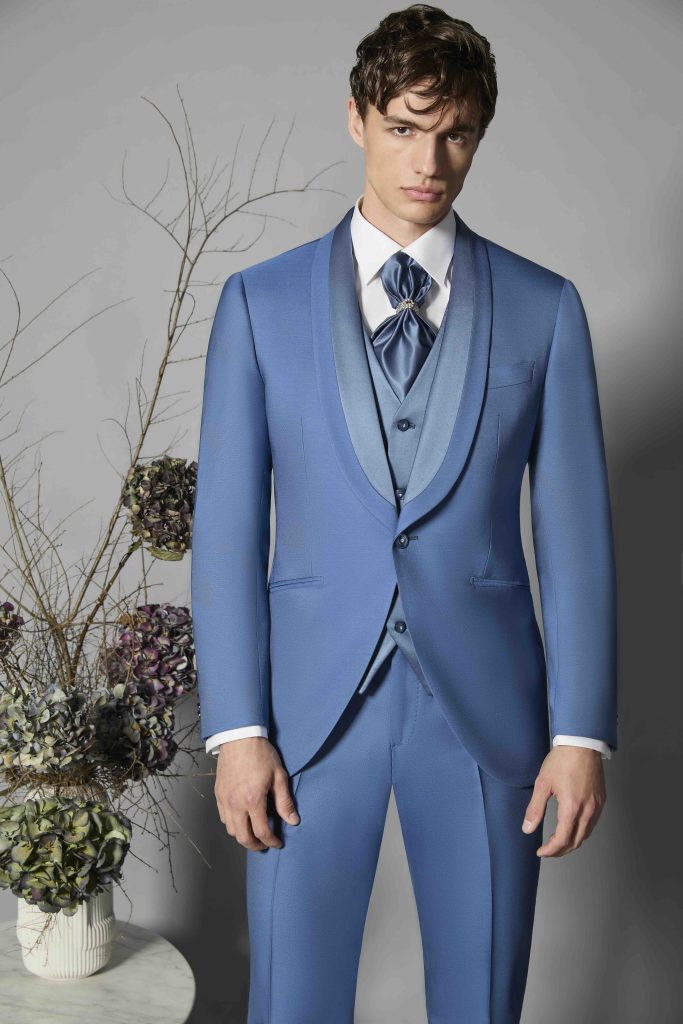 In questa foto un abito blu che fa parte della collezione 2026 di Luigi Bianchi.