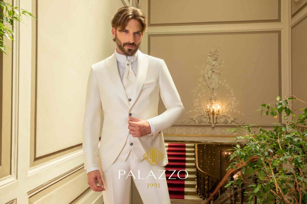 In questa foto una tendenza sposo 2026: un abito total white della collezione Palazzo 1991.