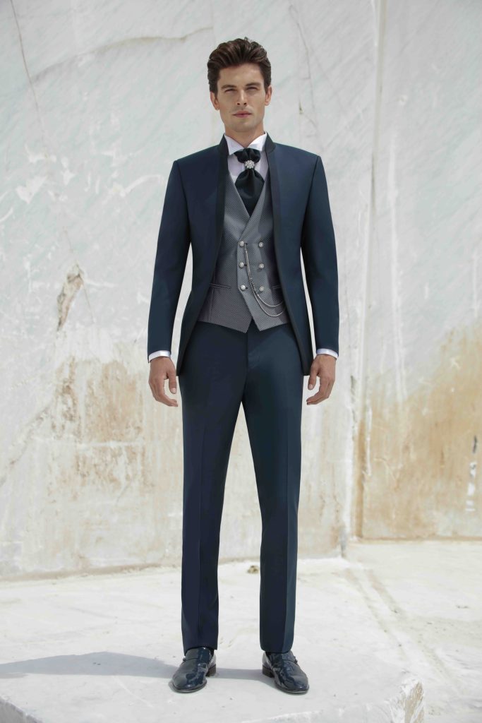 In questa foto un abito con gilet a contrasto della collezione 2026 di Petrelli.