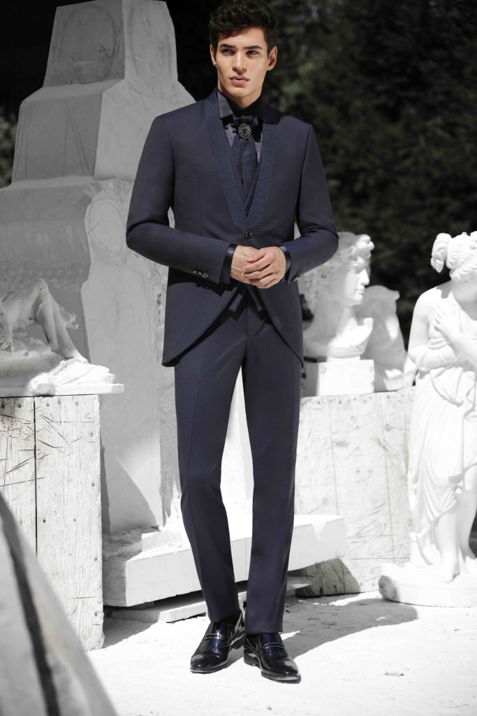 In questa foto un abito blu scuro che fa parte della collezione 2026 di Petrelli.