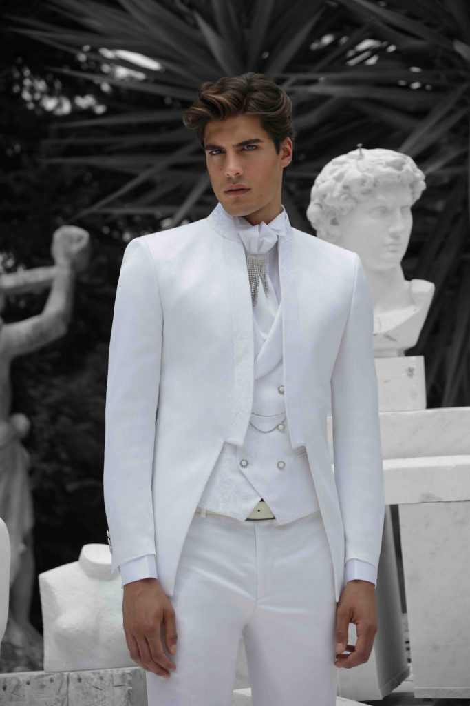 In questa foto una tendenza sposo 2026: un abito total white della collezione Petrelli.