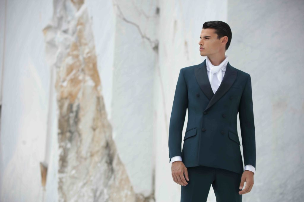 In questa foto un abito verde bosco che fa parte della collezione 2026 di Petrelli.