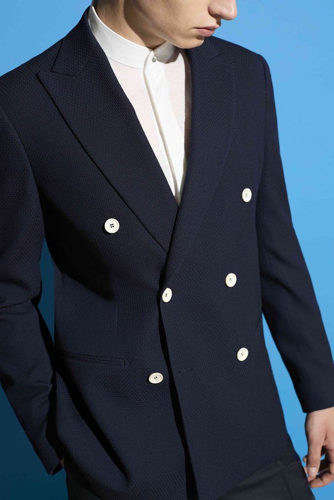 In questa foto un abito versione dandy della collezione 2026 di Carlo Pignatelli.