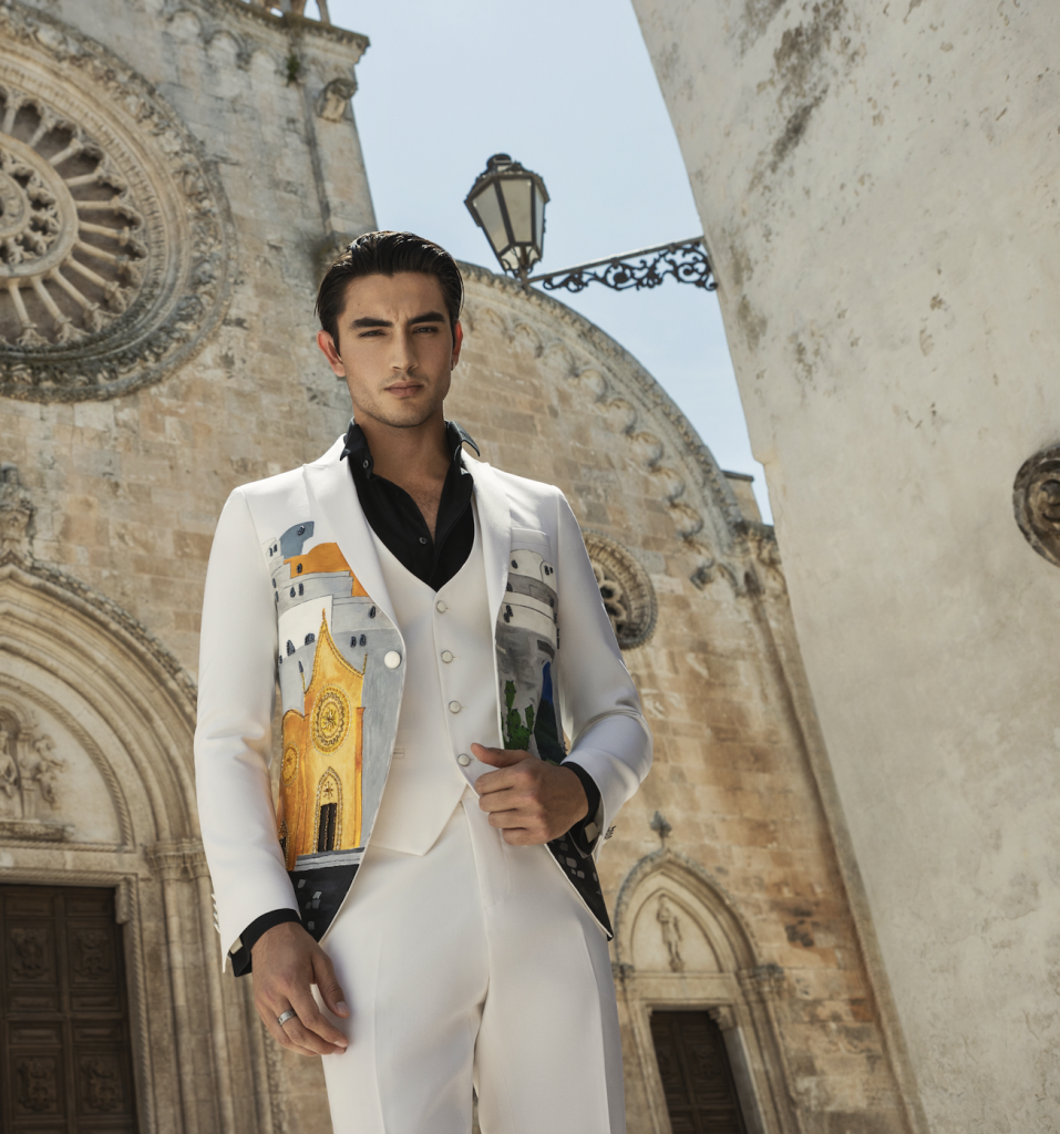 In questa foto un abito bianchi, tendenza sposo 2026, che fa parte della collezione di Andrea Versali.