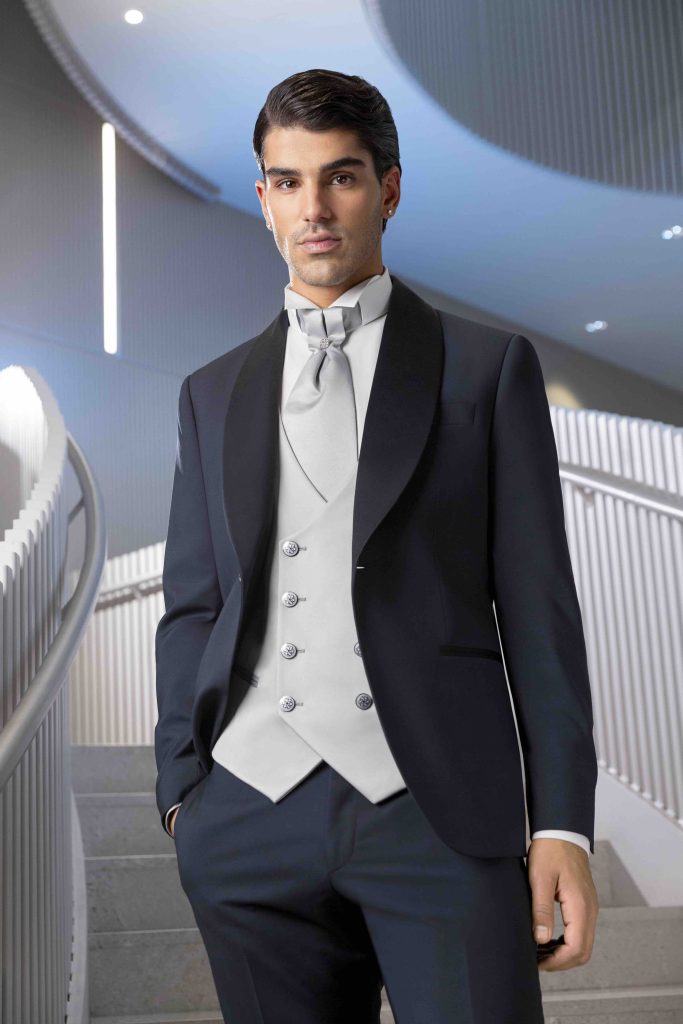 In questa foto un abito con gilet a contrasto della collezione 2026 di Pisconti.