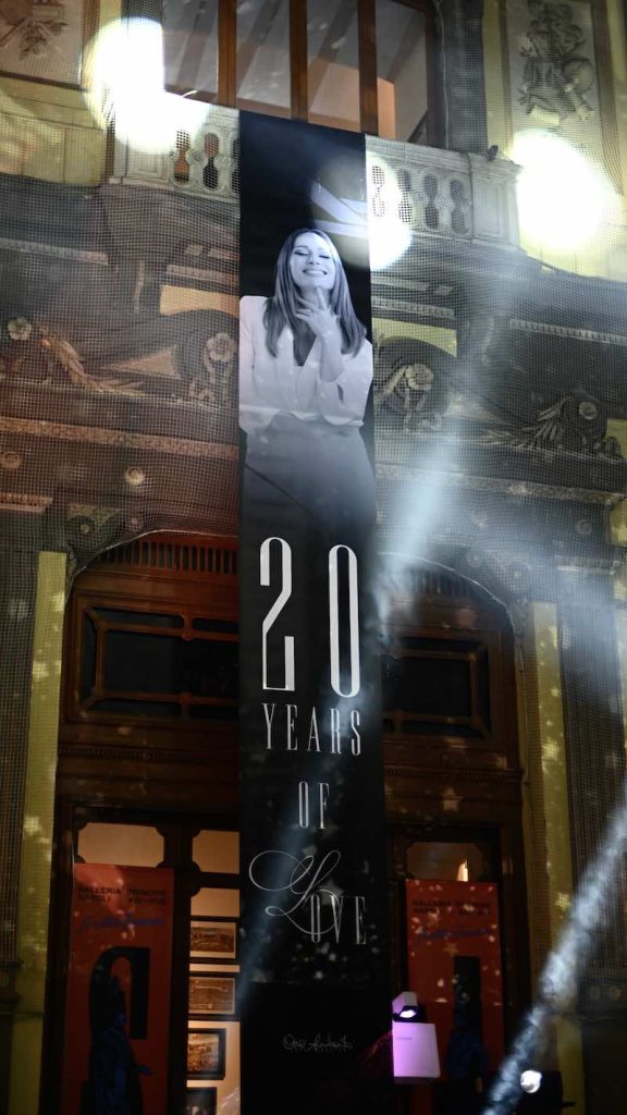 In questa foto, l'allestimento dell'ingresso del Caffè ScottoJonno con un grande manifesto affisso per i vent'anni di carriera di Cira Lombardo