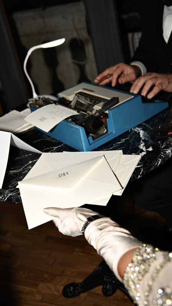 In questa foto gli inviti e una macchina da scrivere per i vent'anni di carriera di Cira Lombardo