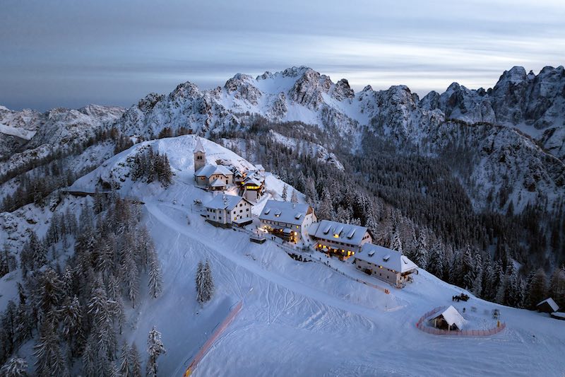 In questa foto, una vista dall'alto del Monte Lussari innevato